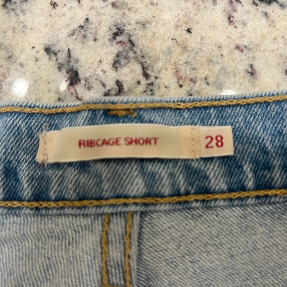 Levi’s Ribcage Shorts 2” inseam high waisted - Picture 2 of 4